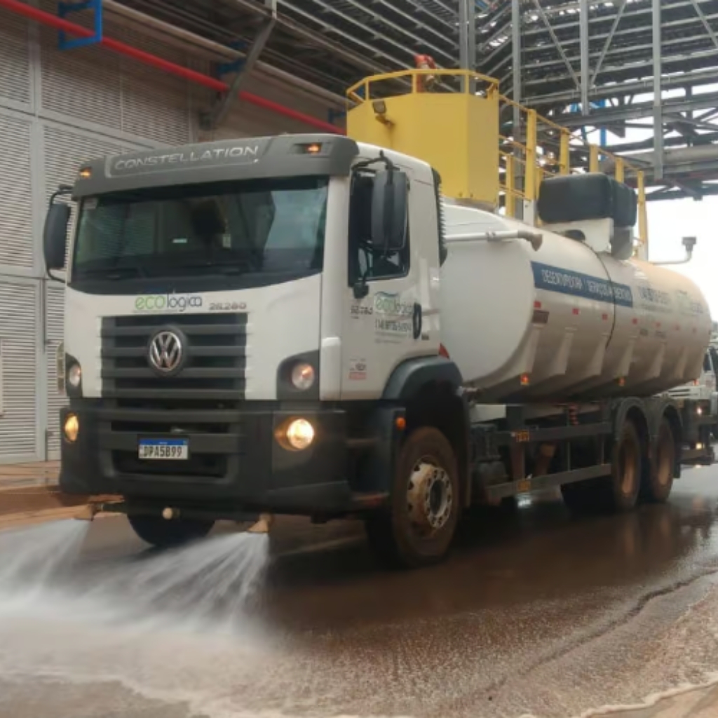 Caminhão pipa realizando abastecimento de água