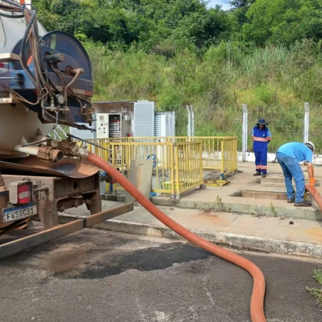 Estação de tratamento ambiental cercada por natureza